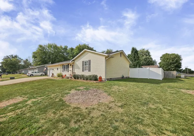 Photo 2 of Single family home for sale at 102 Lamar Dr, Salem, IL 62881 | MLS# 12763194 | Listing updated on 2026-09-23