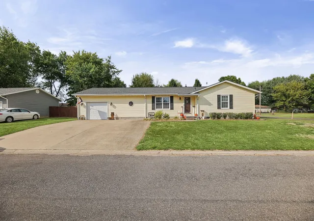 Photo 3 of Single family home for sale at 102 Lamar Dr, Salem, IL 62881 | MLS# 12763194 | Listing updated on 2026-09-23