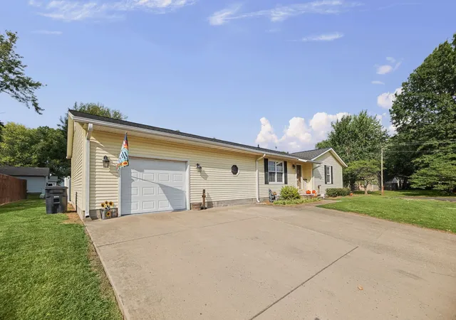 Photo 3 of Single family home for sale at 102 Lamar Dr, Salem, IL 62881 | MLS# 12763194 | Listing updated on 2026-09-23