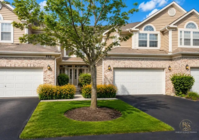 Photo 2 of Townhouse for sale at 924 Havenshire Ct #924, Naperville, IL 60565 | MLS# 12763201 | Listing updated on 2026-09-23