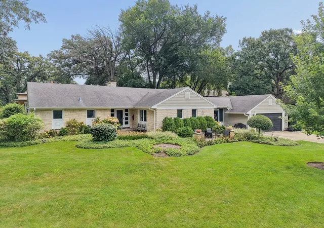 Photo 2 of Single family home for sale at 350 Homewood Ave, Libertyville, IL 60048 | MLS# 12763228 | Listing updated on 2026-09-23