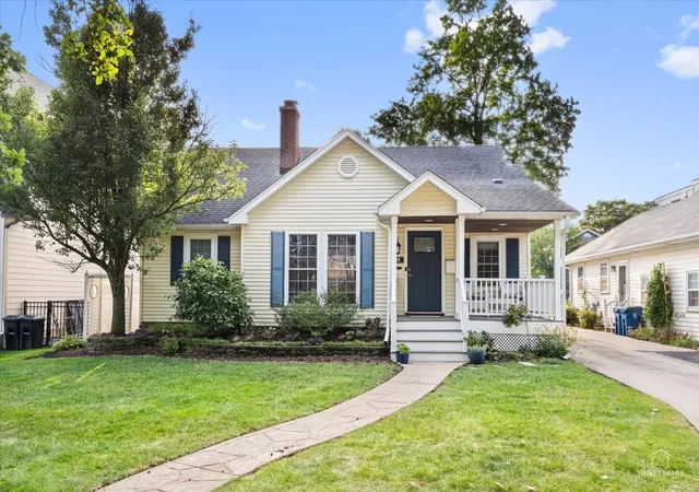 Photo 1 of Single family home for sale at 208 N Willow Rd, Elmhurst, IL 60126 | MLS# 12763229 | Listing updated on 2026-09-25
