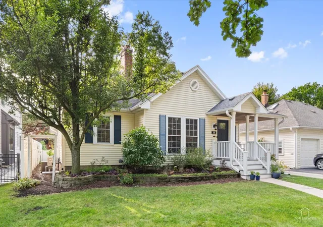 Photo 3 of Single family home for sale at 208 N Willow Rd, Elmhurst, IL 60126 | MLS# 12763229 | Listing updated on 2026-09-25