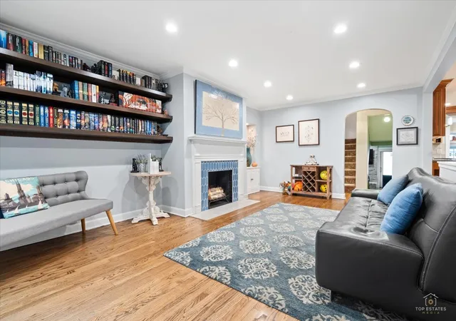 Photo 4 of Single family home for sale at 208 N Willow Rd, Elmhurst, IL 60126 | MLS# 12763229 | Listing updated on 2026-09-25