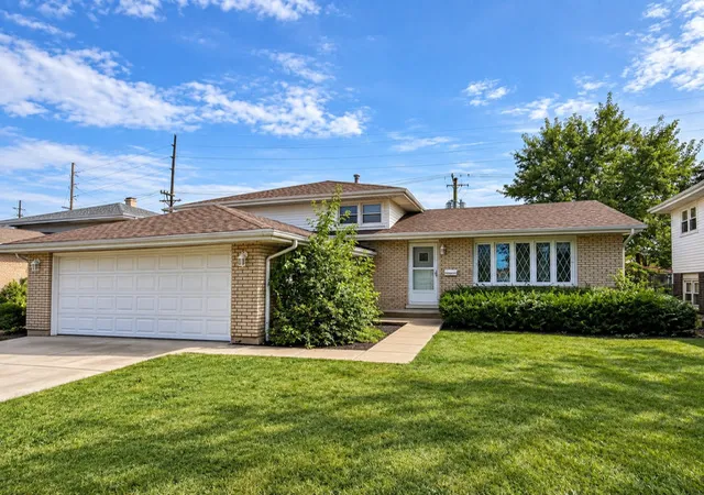 Photo 1 of Single family home for sale at 10321 Lacrosse Ave, Oak Lawn, IL 60453 | MLS# 12763230 | Listing updated on 2026-09-24