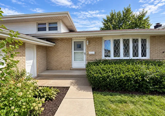 Photo 2 of Single family home for sale at 10321 Lacrosse Ave, Oak Lawn, IL 60453 | MLS# 12763230 | Listing updated on 2026-09-24