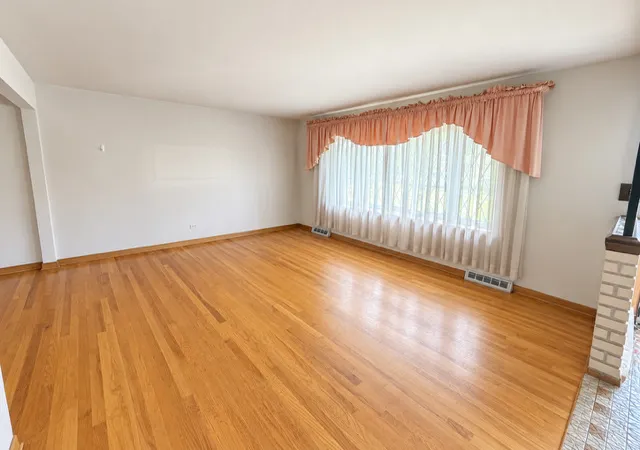 Photo 3 of Single family home for sale at 10321 Lacrosse Ave, Oak Lawn, IL 60453 | MLS# 12763230 | Listing updated on 2026-09-24