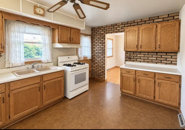 Photo 4 of Single family home for sale at 10321 Lacrosse Ave, Oak Lawn, IL 60453 | MLS# 12763230 | Listing updated on 2026-09-24