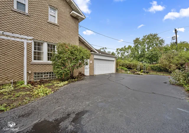 Photo 3 of Single family home for sale at 1295 Taylor St, Joliet, IL 60435 | MLS# 12763264 | Listing updated on 2026-09-23