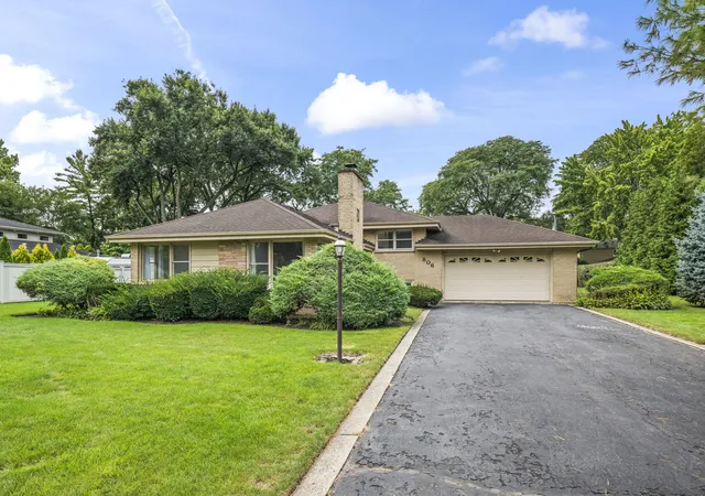 Photo 1 of Single family home for sale at 806 S Elm St, Mount Prospect, IL 60056 | MLS# 12763273 | Listing updated on 2026-09-24