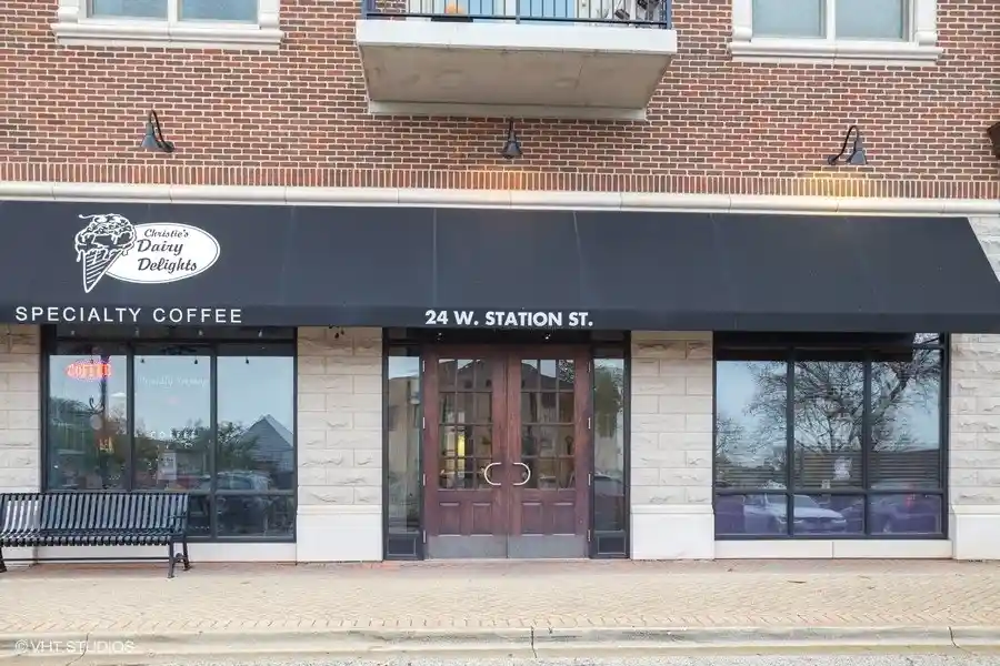 Listing Photo 2 - Condo for sale in 24 W Station St located at 24 W Station St, Palatine, IL 60067 - Unit #413W