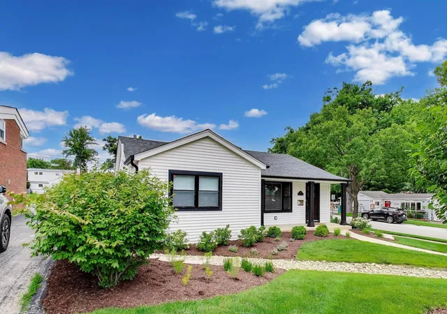Photo 2 of Single family home for sale at 304 W Graham Ave, Lombard, IL 60148 | MLS# 12763293 | Listing updated on 2026-09-25