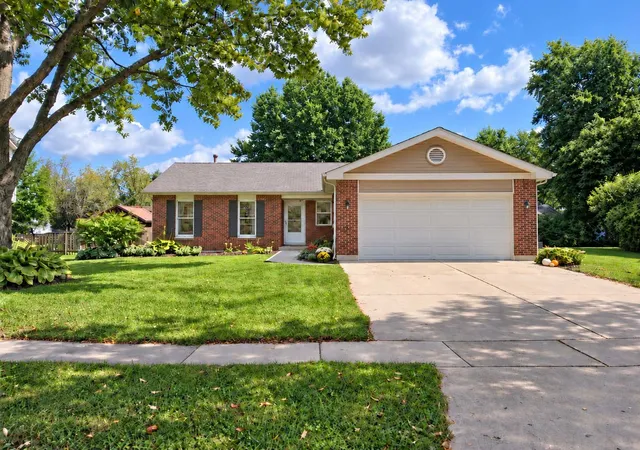 Photo 1 of Single family home for sale at 1010 Fox Run Ln, Algonquin, IL 60102 | MLS# 12763296 | Listing updated on 2026-09-30