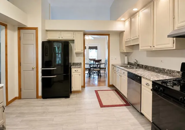 Photo 2 of Single family home for sale at 1010 Fox Run Ln, Algonquin, IL 60102 | MLS# 12763296 | Listing updated on 2026-09-30