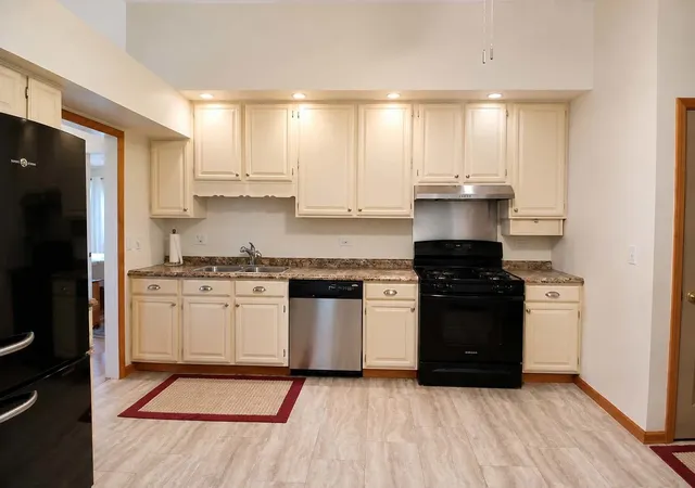 Photo 3 of Single family home for sale at 1010 Fox Run Ln, Algonquin, IL 60102 | MLS# 12763296 | Listing updated on 2026-09-30