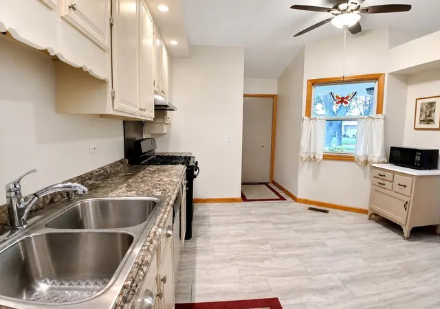 Photo 3 of Single family home for sale at 1010 Fox Run Ln, Algonquin, IL 60102 | MLS# 12763296 | Listing updated on 2026-09-30