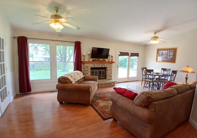 Photo 4 of Single family home for sale at 1010 Fox Run Ln, Algonquin, IL 60102 | MLS# 12763296 | Listing updated on 2026-09-30