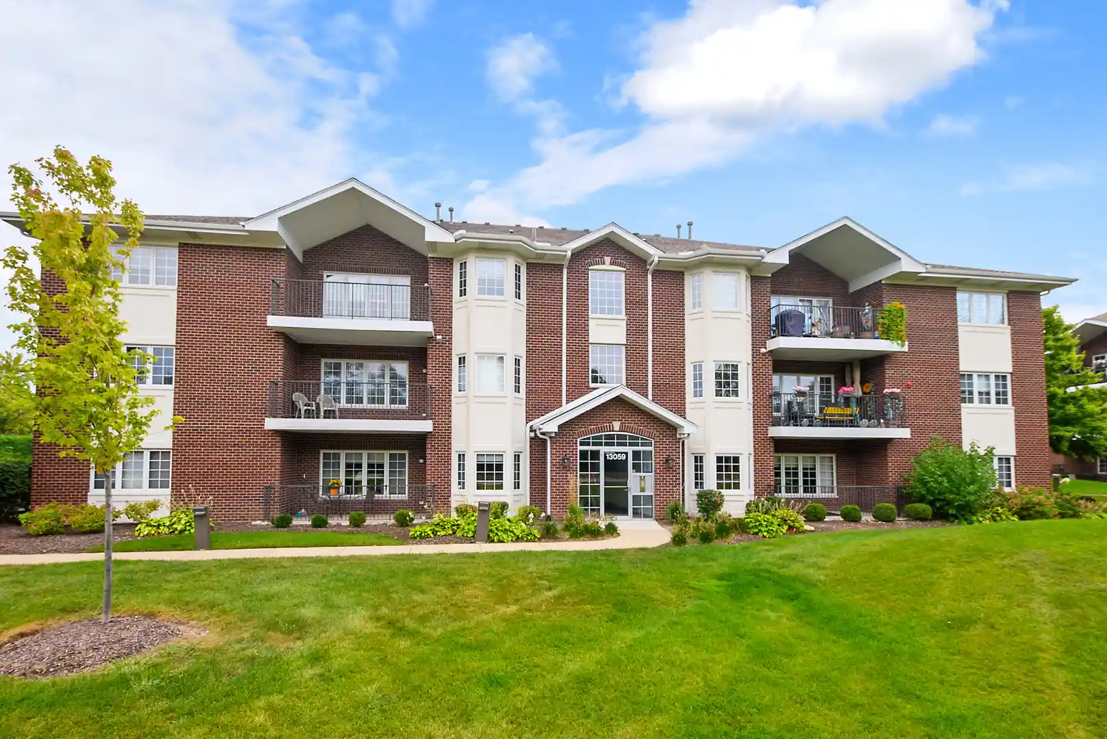Listing Photo 1 - Condo for sale in 13059 Laurel Gln Ct located at 13059 Laurel Gln Ct, Palos Heights, IL 60463 - Unit #301