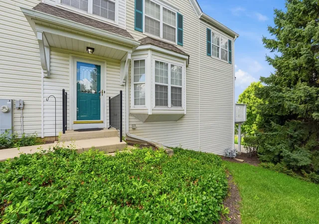 Photo 3 of Townhouse for sale at 402 Arboretum Dr #78, Lombard, IL 60148 | MLS# 12763313 | Listing updated on 2026-09-24