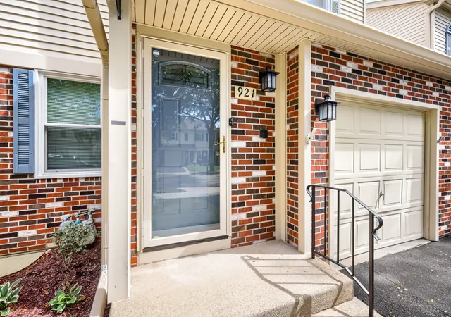 Photo 3 of Townhouse for sale at 921 Perry Dr #0, Algonquin, IL 60102 | MLS# 12763330 | Listing updated on 2026-10-02