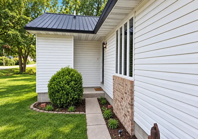 Photo 2 of Single family home for sale at 404 E Oak St, Leroy, IL 61752 | MLS# 12763340 | Listing updated on 2026-09-25