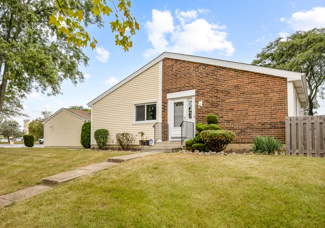Townhouse for sale at 2177 Chaucer Ln, Glendale Heights, IL 60139 | MLS# 12763379