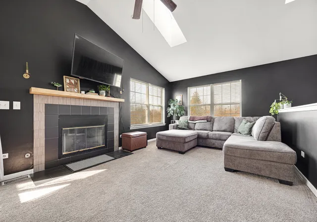 Listing Photo 5 - Condo for sale in building located at 1002 Castleshire Dr, Woodstock, IL 60098