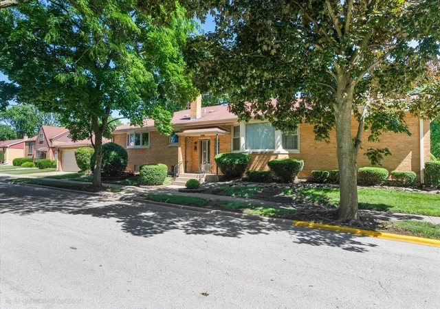 Photo 3 of Single family home for sale at 418 E End Ave, Hillside, IL 60162 | MLS# 12763386 | Listing updated on 2026-10-13