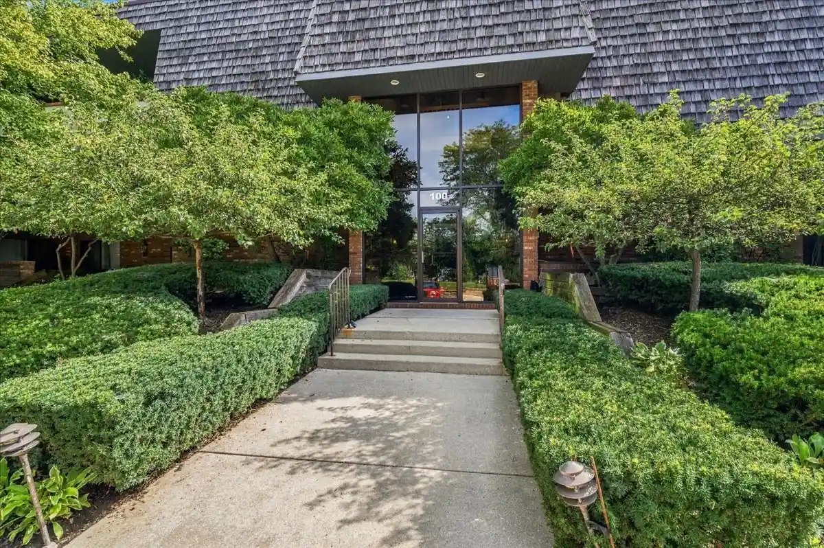 Listing Photo 2 - Condo for sale in 100 Red Top Dr located at 100 Red Top Dr, Libertyville, IL 60048 - Unit #303