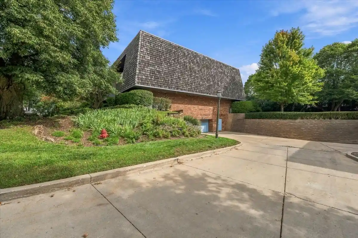 Listing Photo 29 - Condo for sale in 100 Red Top Dr located at 100 Red Top Dr, Libertyville, IL 60048 - Unit #303