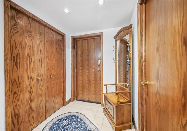 Listing Photo 4 - Condo for sale in building located at 100 Red Top Dr, Libertyville, IL 60048 - Unit #303