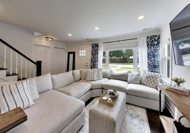 Photo 3 of Single family home for sale at 5005 N Rutherford Ave, Chicago, IL 60656 | MLS# 12763414 | Listing updated on 2026-10-07
