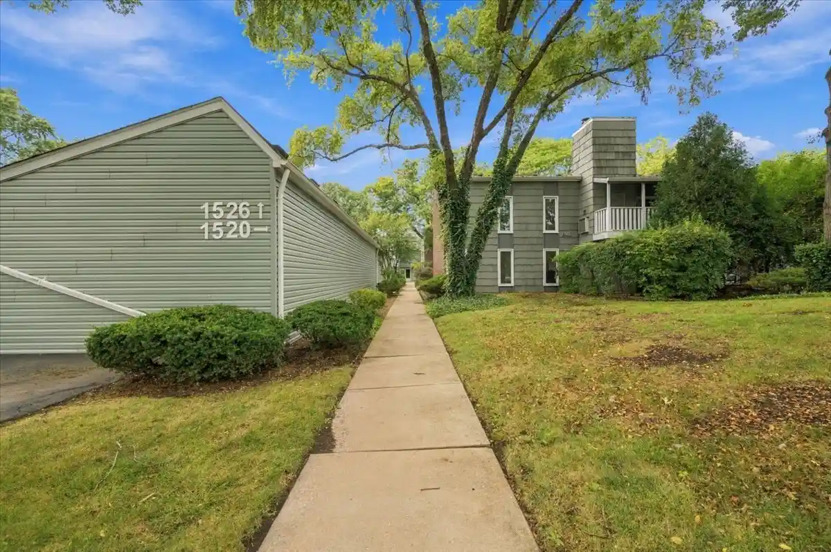 Listing Photo 1 - Condo for sale in 1520 Stonebridge Trl located at 1520 Stonebridge Trl, Wheaton, IL 60189 - Unit #2-3