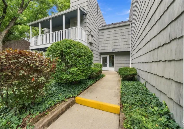Listing Photo 4 - Condo for sale in building located at 1520 Stonebridge Trl, Wheaton, IL 60189 - Unit #2-3