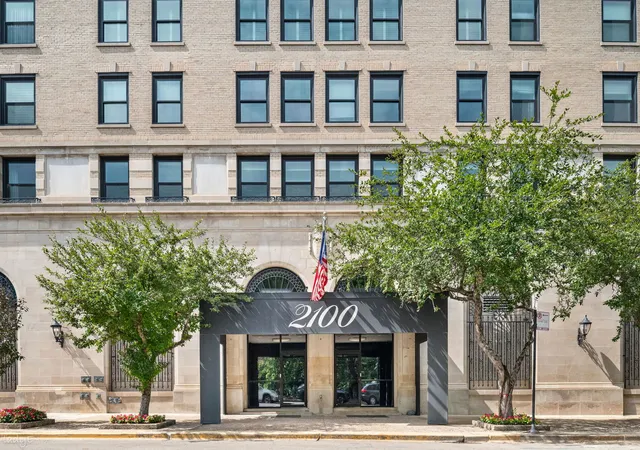 Photo 2 of Condo for sale at 2100 N Lincoln Park W #3ES, Chicago, IL 60614 | MLS# 12763470 | Listing updated on 2026-09-24