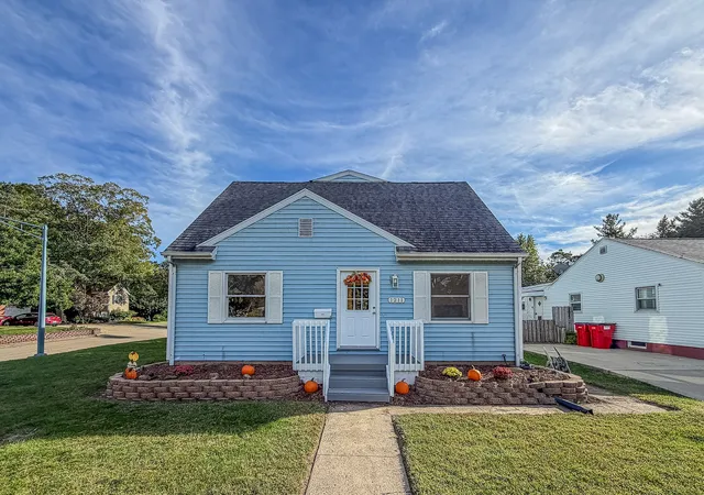 Photo 3 of Single family home for sale at 1211 W Springfield Ave, Champaign, IL 61821 | MLS# 12763494 | Listing updated on 2026-10-07