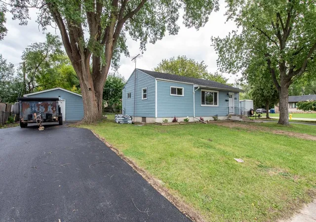 Photo 4 of Single family home for sale at 2127 Indian Rd, Waukegan, IL 60087 | MLS# 12763504 | Listing updated on 2026-09-24