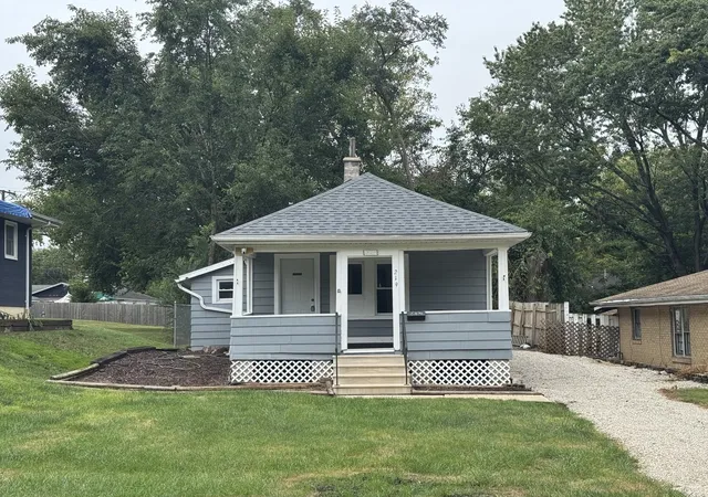 Photo 2 of Single family home for sale at 219 Sw Circle Dr, Joliet, IL 60433 | MLS# 12763513 | Listing updated on 2026-10-03