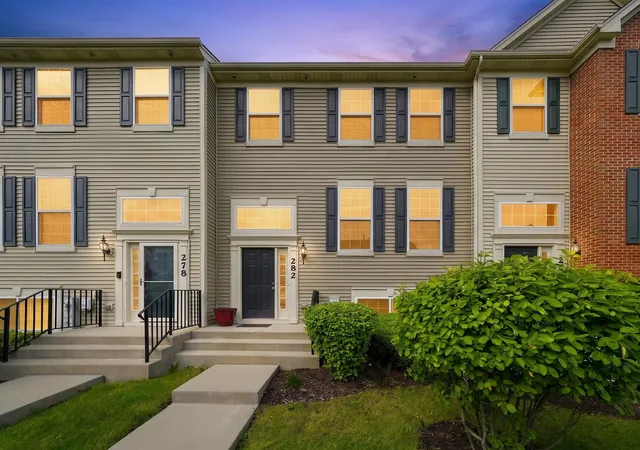 Photo 2 of Townhouse for sale at 282 Lionel Dr, Grayslake, IL 60030 | MLS# 12763538 | Listing updated on 2026-10-07