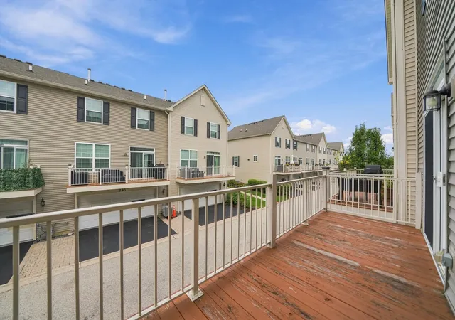 Photo 3 of Townhouse for sale at 282 Lionel Dr, Grayslake, IL 60030 | MLS# 12763538 | Listing updated on 2026-10-07