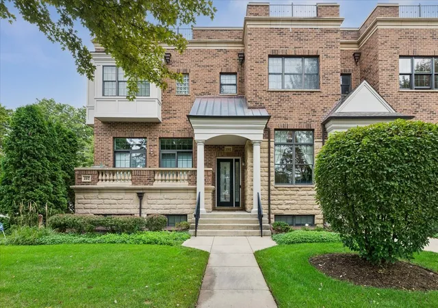 Photo 1 of Townhouse for sale at 195 N Hickory Ave, Arlington Heights, IL 60004 | MLS# 12763592 | Listing updated on 2026-09-22