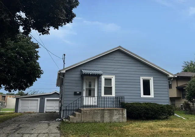 Photo 2 of Single family home for sale at 402 S 13th Avenue, St. Charles, IL 60174 | MLS# 12763604 | Listing updated on 2026-10-07