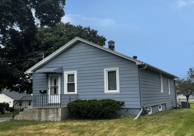 Photo 3 of Single family home for sale at 402 S 13th Avenue, St. Charles, IL 60174 | MLS# 12763604 | Listing updated on 2026-10-07