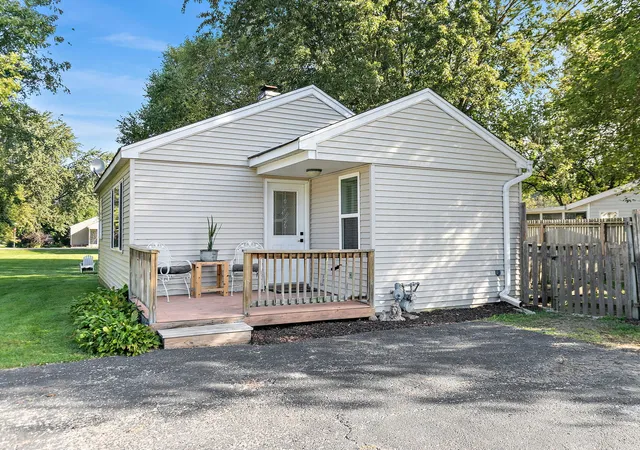 Photo 2 of Single family home for sale at 710 W Pheasant Trl, Mc Henry, IL 60051 | MLS# 12763622 | Listing updated on 2026-10-07