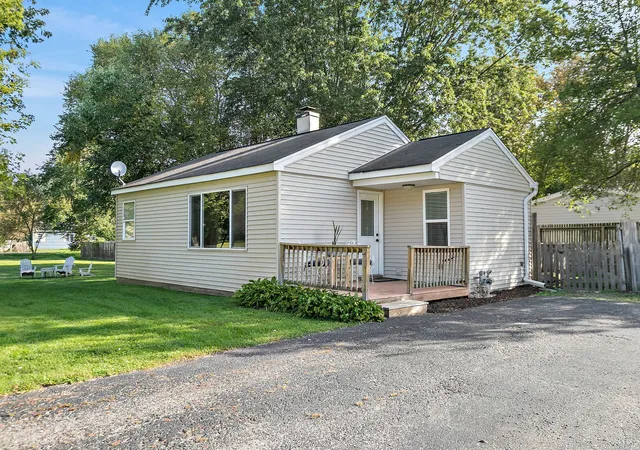 Photo 3 of Single family home for sale at 710 W Pheasant Trl, Mc Henry, IL 60051 | MLS# 12763622 | Listing updated on 2026-10-07