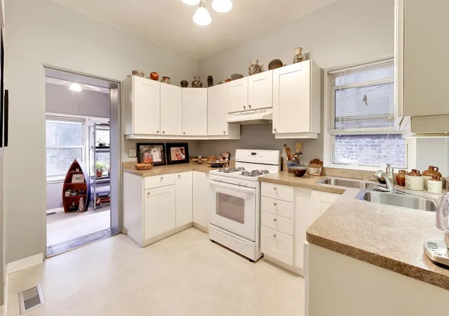 Listing Photo 5 - Condo for sale in building located at 6252 N Lakewood Ave, Chicago, IL 60660