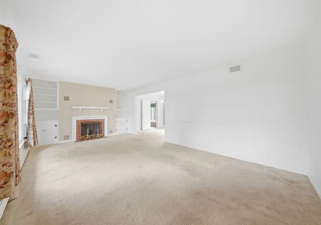 Photo 3 of Single family home for sale at 500 Skyline Dr, Fox River Grove, IL 60021 | MLS# 12763632 | Listing updated on 2026-09-20