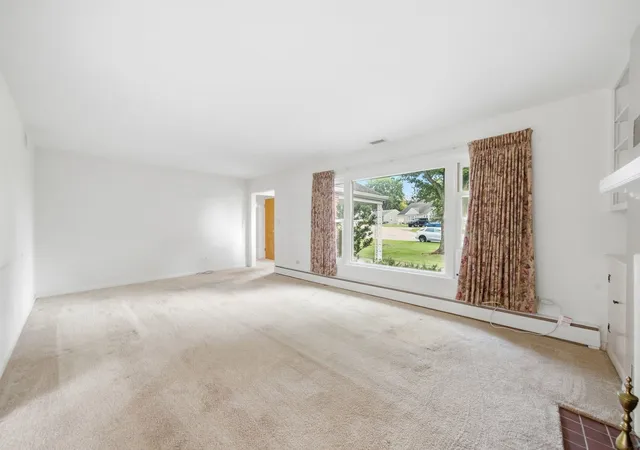 Photo 4 of Single family home for sale at 500 Skyline Dr, Fox River Grove, IL 60021 | MLS# 12763632 | Listing updated on 2026-09-20