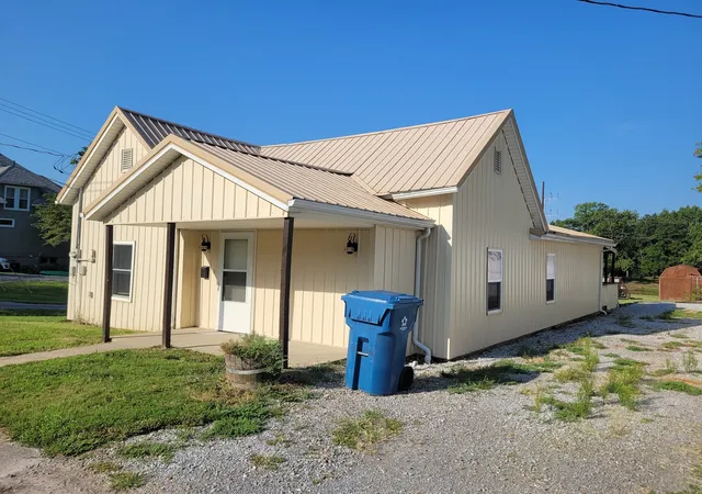 Photo 2 of Single family home for sale at 300 N Virginia St, Mcleansboro, IL 62859 | MLS# 12763637 | Listing updated on 2026-10-20