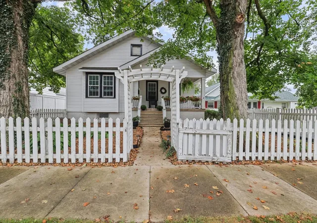Photo 1 of Single family home for sale at 119 S Pine St, Arcola, IL 61910 | MLS# 12763643 | Listing updated on 2026-09-23